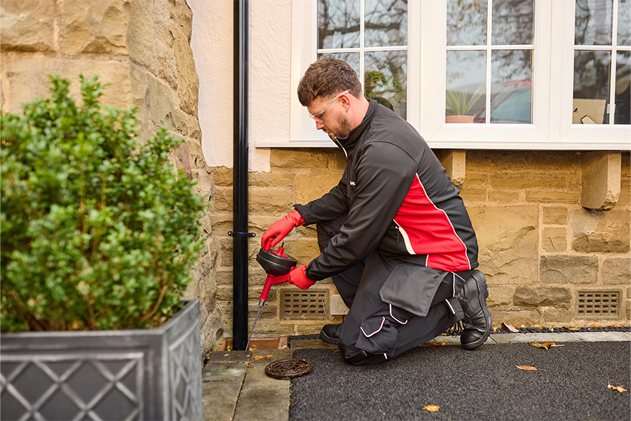 A HomeServe drainage engineer responding to a blocked drain claim.